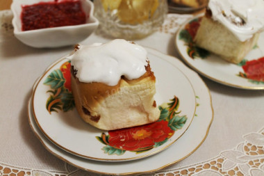 Icing sugar fudge with lemon juice for buns