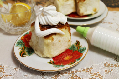 Icing sugar fudge with lemon juice for buns