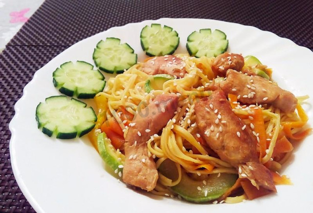 Egg noodles with chicken and vegetables