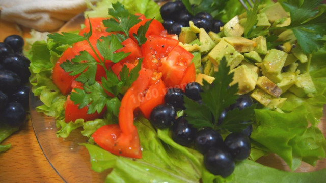 Salad with avocado and grapes