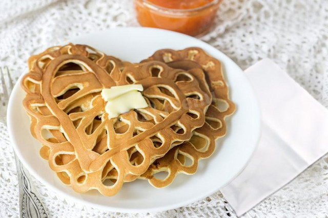 Pancakes on kefir with soda and boiling water thin