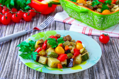 Vegetable stew with potatoes in the oven