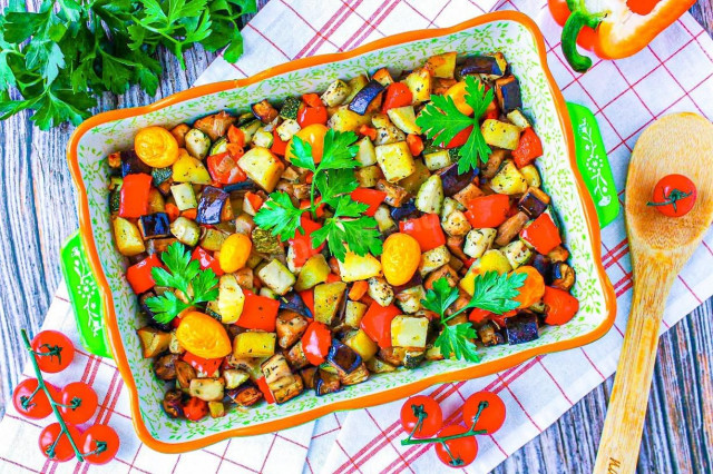 Vegetable stew with potatoes in the oven