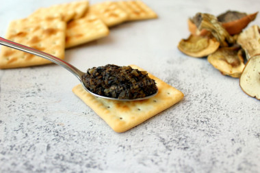 Mushroom caviar from dried mushrooms