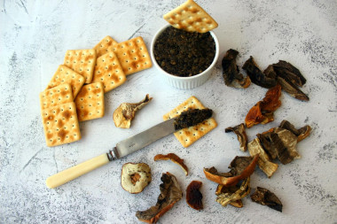 Mushroom caviar from dried mushrooms