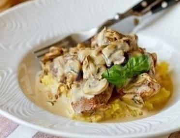 Pork medallions in cream sauce