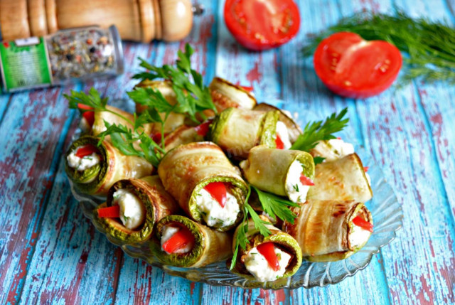 Zucchini rolls with garlic