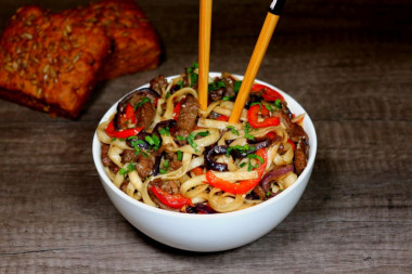 Noodles with beef and vegetables