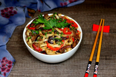 Noodles with beef and vegetables