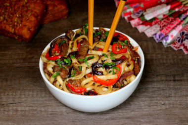 Noodles with beef and vegetables