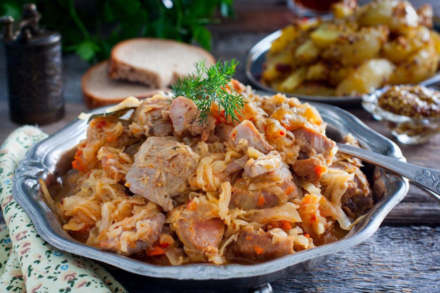 Braised cabbage with turkey