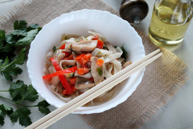 Chinese noodles with chicken