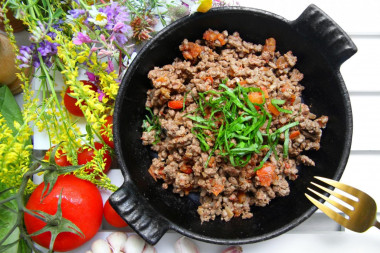 Minced meat in a pan with tomatoes