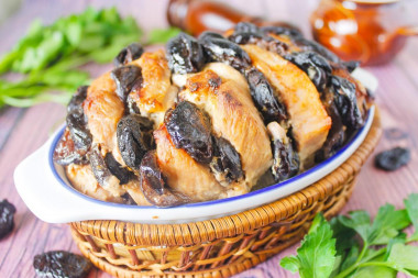 Pork meat with prunes in the oven