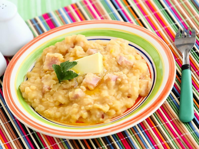 Pea porridge with smoked meats in a slow cooker