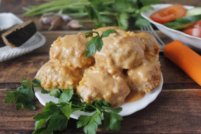 Minced hedgehogs in sour cream