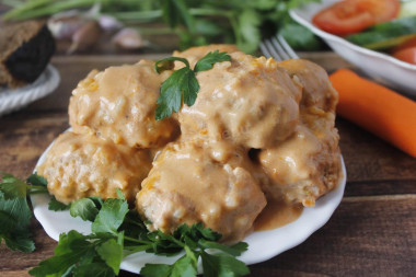 Minced hedgehogs in sour cream