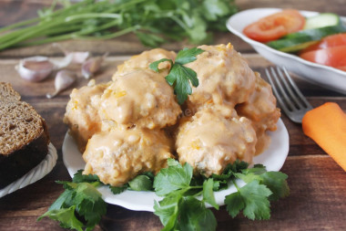 Minced hedgehogs in sour cream