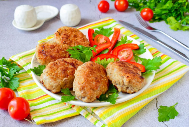 Minced meat patties in a frying pan