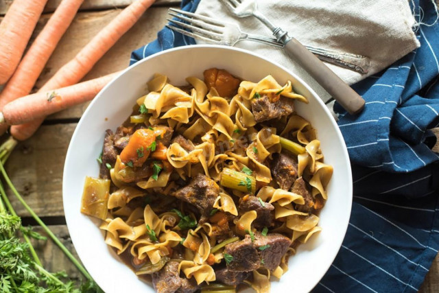 Pasta with meat in a slow cooker