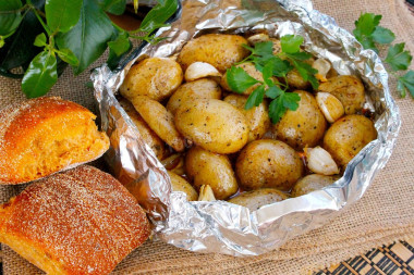 Potatoes with bacon in a tandoor