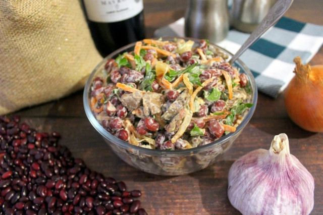 Salad with chicken liver and beans