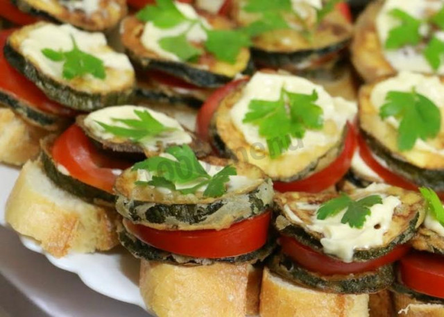 Sandwiches with zucchini and tomatoes