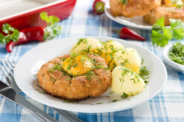 Minced meat nests with egg in the oven