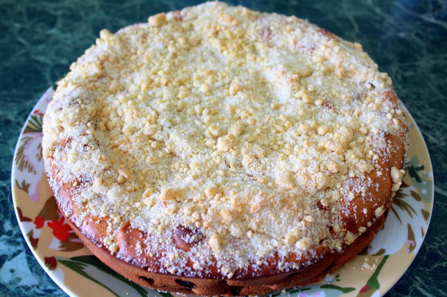 Apple pie with sour cream in the oven with raisins