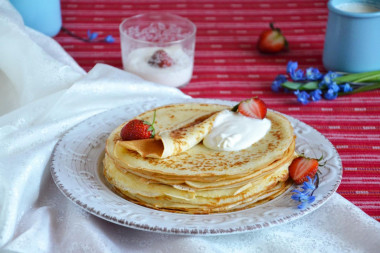 Thin pancakes on sour cream