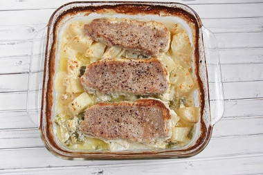 Pork and potatoes in sour cream