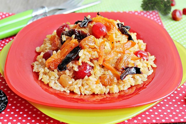 Pilaf with prunes and raisins