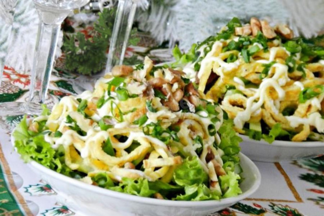 Roman salad with beef and egg pancakes