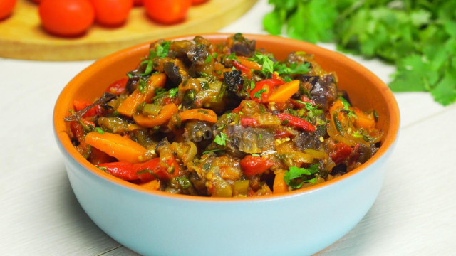 Georgian classic Ajapsandal with eggplant