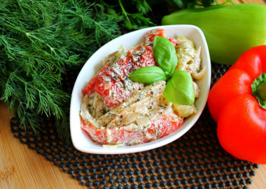 Stewed zucchini with bell pepper