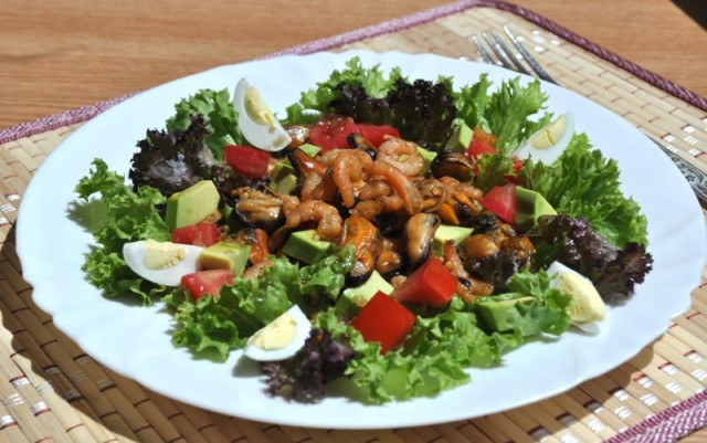 Salad with mussels and shrimps