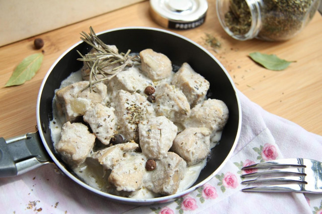 Chicken stewed in cream