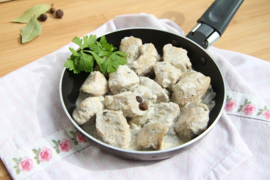 Chicken stewed in cream