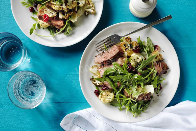 Warm salad with arugula and beef