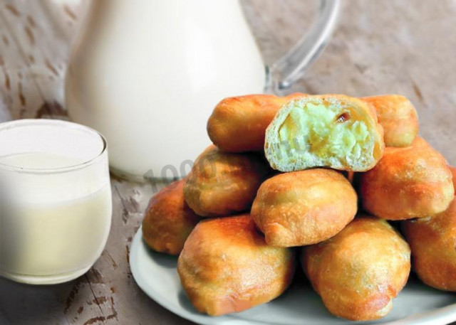 Air pies on kefir in a frying pan