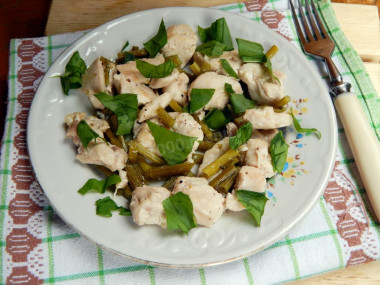 String beans with chicken in a frying pan