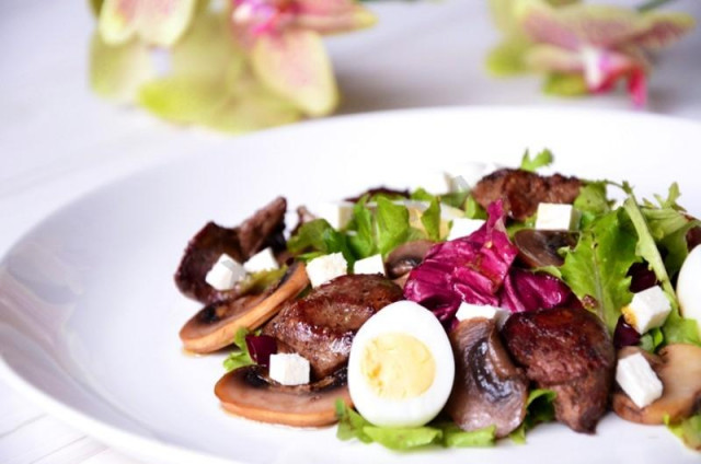 Salad with chicken liver, mushrooms and feta