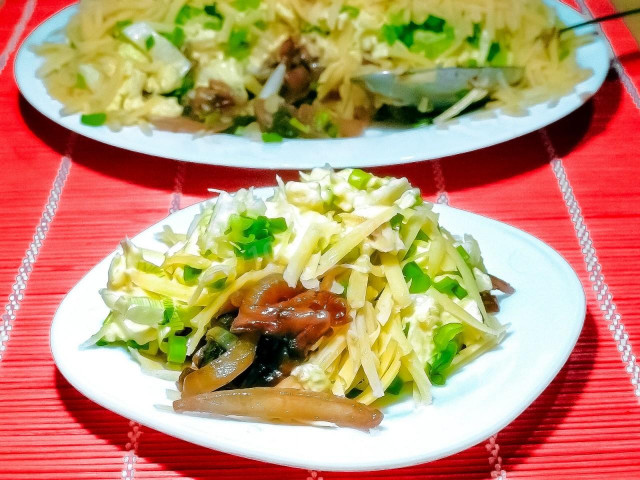 Salad mushrooms onion cheese