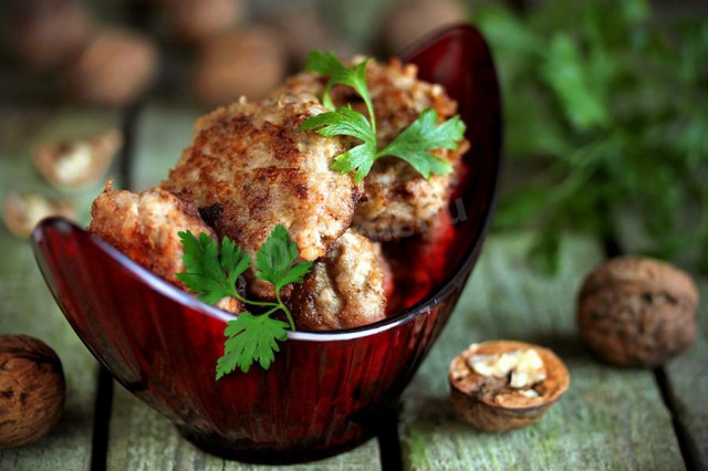 Walnut cutlets at home