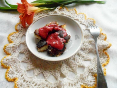 Semolina dumplings with cherry sauce