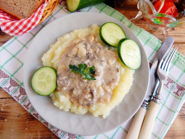 Chicken liver in sour cream with gravy