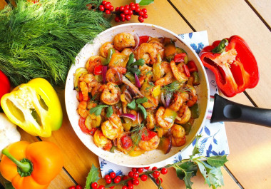 Shrimp with vegetables with soy sauce in a frying pan