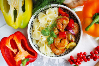 Shrimp with vegetables with soy sauce in a frying pan