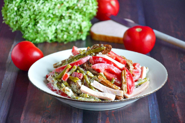 Salad with ham, tomatoes, breadcrumbs and beans