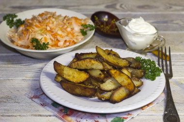 Potatoes in lard with garlic and flour